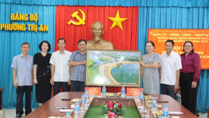 Phường Trị An giao lưu, trao đổi kinh nghiệm hoạt động Hội đồng nhân dân với xã Tân Nhuận Đông, tỉnh Đồng Tháp