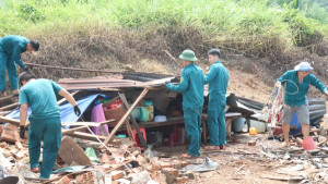 Giông lốc gây thiệt hại nhiều tài sản của người dân tại khu phố Hiếu Liêm