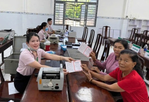 Tổ chức chính trị xã hội nhận ủy thác chung tay cùng Phòng giao dịch Ngân hàng Chính sách xã hội (NHCSXH) Vĩnh Cửu huy động gửi tiền tiết kiệm