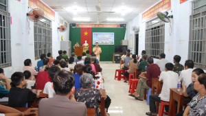 Công an phường Trị An tuyên truyền pháp luật về trật tự, an toàn giao thông cho người dân khu phố Hiếu Liêm