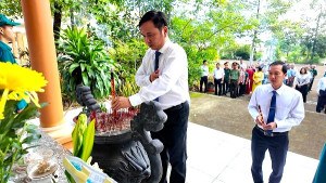 Đảng ủy - HĐND - UBND - Ủy ban MTTQ Việt Nam phường Trị An tổ chức Lễ viếng các Nhà bia ghi danh Anh hùng liệt sĩ