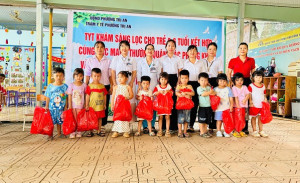 Khám sàng lọc sức khỏe, tặng quà Trung thu cho trẻ tại 6 điểm trường tại mầm non Mã Đà