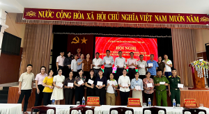 Ngân hàng chính sách xã hội Vĩnh Cửu đã tiếp nhận số tiền gửi tiết kiệm 5,5 tỷ đồng