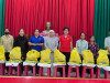 13 gen h Sư cô Quảng Viên và Bí thư Đoàn Thanh niên trao quà cho các hộ dân