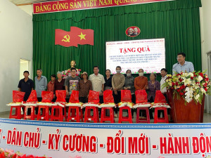 XÃ XUÂN BẮC TỔ CHỨC LỄ TRAO QUÀ CHO CÁC HỘ NGHÈO TRÊN ĐỊA BÀN