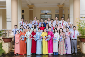 Tập thể lãnh đạo, công chức, viên chức UBND xã Xuân Bắc