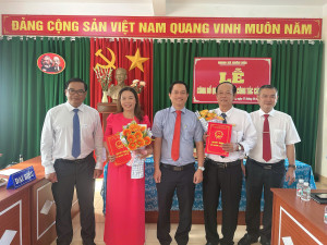 Đại diện lãnh đạo Đảng ủy - UBND xã tại Lễ công bố Quyết định công tác cán bộ