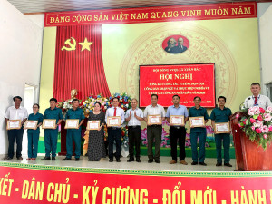 Đồng chí Trần Lâm Sinh - Bí thư Đảng ủy, Chủ tịch HĐND tặng giấy khen cho các tập thể, cá nhân có thành tích tiêu biểu