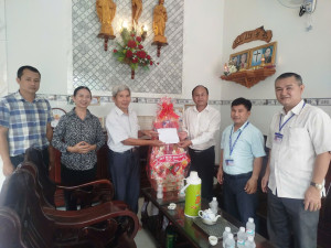 Xã Xuân Bắc tổ chức thăm, tặng quà người có công nhân dịp kỷ niệm 51 năm Ngày Giải phóng miền Nam, thống nhất đất nước
