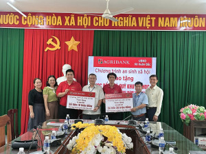 NGÂN HÀNG AGRIBANK CHI NHÁNH XUÂN LỘC TRAO TẶNG HỌC BỔNG VÀ QUỸ KHUYẾN HỌC NHÂN DỊP KHAI GIẢNG NĂM HỌC 2026-2027