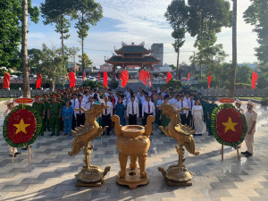 Trang nghiêm Lễ viếng Đền thờ Liệt sĩ nhân dịp Đại hội Đại biểu Đảng bộ xã Xuân Định lần thứ I, nhiệm kỳ 2025–2030