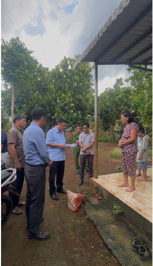 Buổi bàn giao trẻ mồ côi về cho gia đình nuôi dưỡng