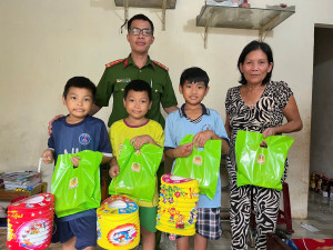 CÔNG AN XÃ XUÂN ĐỊNH VỚI CHƯƠNG TRÌNH “TRUNG THU ẤM ÁP - GẮN KẾT YÊU THƯƠNG”