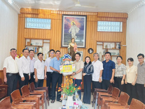 Lãnh đạo xã Xuân Định thăm và chúc mừng Giáo xứ Bảo Thị