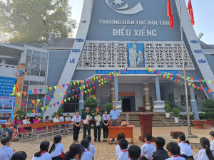 Trường PT DTNT THCS Điểu Xiểng tổ chức sinh hoạt chào cờ kỷ niệm 81 năm Ngày thành lập Quân đội nhân dân Việt Nam