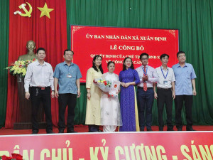 Lãnh đạo xã Xuân Định chụp hình lưu niệm cùng bà Lê Thị Thúy Nga