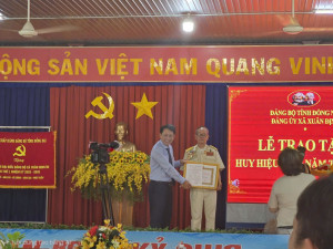 Lễ trao tặng Huy hiệu 60 năm, 70 năm tuổi Đảng cho các đảng viên