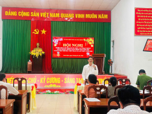 Đồng chí Lê Thanh Tuấn - Trưởng Phòng Văn hóa - Xã hội xã phát biểu ý kiến