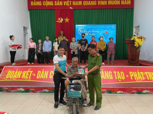 Xuân chia sẻ – Tết yêu thương: Trao quà Tết Bính Ngọ 2026 cho hộ cận nghèo, hộ khó khăn xã Xuân Định