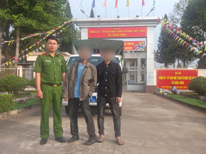 Cán bộ Công an xã Xuân Định phối hợp quần chúng nhân dân chăm sóc, hỗ trợ người dân đi lạc