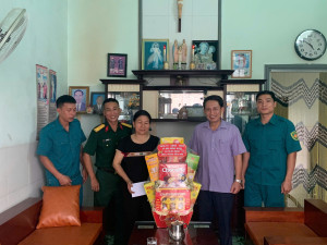 Đồng chí Bí thư Tống Trần Hoà và Ban Chỉ huy thăm, tặng quà...