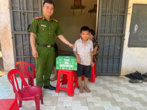 Cán bộ Công an xã Xuân Định tặng quà động viên “Con nuôi Công an xã”