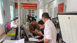 Cán bộ, công chức hướng dẫn người dân thực hiện dịch vụ công trực tuyến