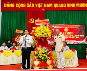 đồng chí Tống Trần Hòa – Bí thư Đảng ủy, Chủ tịch HĐND xã tặng hoa chúc mừng