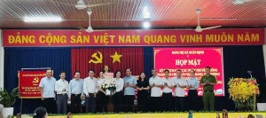 Các đồng chí trong Ban Chấp hành Đảng bộ chụp hình lưu niệm với Ủy ban Kiểm tra Đảng ủy xã.