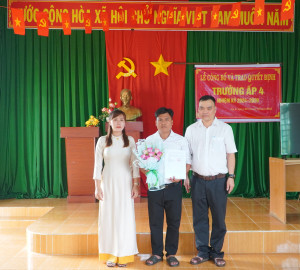 UBND xã Xuân Đông tổ chức lễ trao quyết định công nhận kết quả bầu cử Trưởng ấp 4 (bổ sung) nhiệm kỳ 2024 -2029.