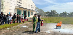 Huấn luyện nghiệp vụ phòng cháy, chữa cháy cho lực lượng PCCC cơ sở và các hộ tiểu thương, sản xuất, kinh doanh trên địa bàn xã Xuân Đông năm 2025