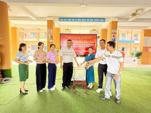 Cán bộ, giáo viên, học sinh trường THCS Trần Phú chung tay ủng hộ đồng bào bị thiệt hại do bão, lũ năm 2025