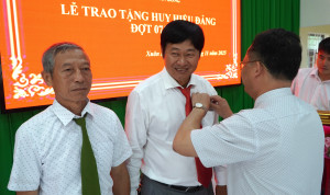 ĐẢNG BỘ XÃ XUÂN ĐÔNG TRAO TẶNG HUY HIỆU ĐẢNG ĐỢT 7/11