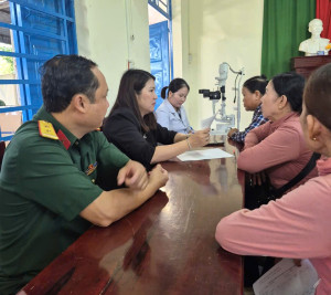 KHÁM BỆNH, CẤP THUỐC MIỄN PHÍ VÀ PHÁT QUÀ CHO NGƯỜI DÂN