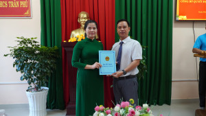 UBND XÃ XUÂN ĐÔNG TRAO QUYẾT ĐỊNH TIẾP NHẬN VÀ BỔ NHIỆM VIÊN CHỨC QUẢN LÝ