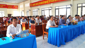 Cán bộ, đảng viên xã Xuân Đông xem truyền hình trực tiếp lễ khai mạc Đại hội đại biểu toàn quốc lần thứ XIV của Đảng.