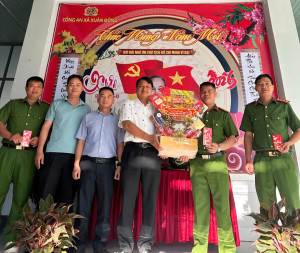 Phó Bí thư - Chủ tịch UBND xã Xuân Đông thăm, chúc tết Công an, Quân sự và cán bộ, nhân viên Trạm y tế xã