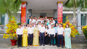 CÁN BỘ, CÔNG CHỨC, VIÊN CHỨC UBND XÃ XUÂN ĐÔNG CHÀO CỜ ĐẦU TUẦN TRONG NGÀY LÀM VIỆC ĐẦU TIÊN SAU KỲ NGHỈ TẾT NGUYÊN ĐÁN BÍNH NGỌ.