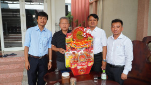 LÃNH ĐẠO XÃ XUÂN ĐÔNG TỔ CHỨC THĂM TẶNG QUÀ CÁC VỊ NGUYÊN LÀ LÃNH ĐẠO HUYỆN CẨM MỸ CŨ, NGUYÊN LÀ LÃNH ĐẠO HAI XÃ XUÂN ĐÔNG VÀ XUÂN TÂY CŨ.