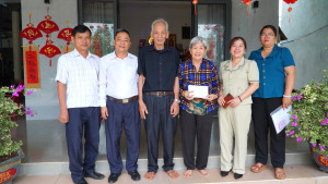 LÃNH ĐẠO XÃ XUÂN ĐÔNG THĂM, CHÚC TẾT GIA ĐÌNH CHÍNH SÁCH VÀ NGƯỜI CÓ CÔNG VỚI CÁCH MẠNG TRÊN ĐỊA BÀN XÃ