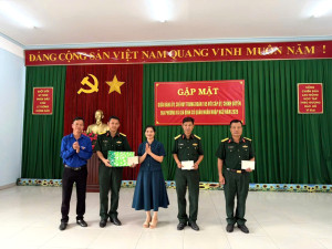 Lãnh đạo xã Xuân Đông thăm, động viên chiến sĩ mới nhập ngũ năm 2026 tại Trung đoàn 165, Sư đoàn 7, Quân khu 7