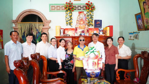 LÃNH ĐẠO XÃ XUÂN ĐÔNG THĂM TẶNG QUÀ THƯƠNG BINH, BỆNH BINH CÓ TỶ LỆ THƯƠNG TẬT 81% TRỞ LÊN NHÂN KỶ NIỆM 51 NĂM GIẢI PHÓNG MIỀN NAM THỐNG NHẤT ĐẤT NƯỚC.