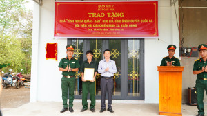 SƯ ĐOÀN 302, QUÂN KHU 7 TRAO NHÀ TÌNH NGHĨA QUÂN – DÂN CHO GIA ĐÌNH ÔNG NGUYỄN QUỐC GA - HỘI VIÊN CỰU CHIẾN BINH XÃ XUÂN ĐÔNG
