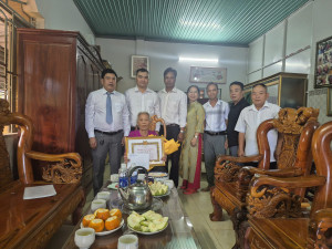 ĐẢNG UỶ XÃ TRAO TẶNG HUY HIỆU 60 NĂM TUỔI ĐẢNG   TẠI CHI BỘ ẤP LA HOA