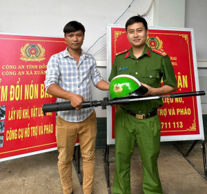 Công an xã Xuân Đông tuyên truyền vận động nhân dân   giao nộp vũ khí quân dụng