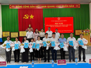 Hội nghị công bố quyết định  tuyển dụng viên chức Trung tâm Dịch vụ tổng hợp xã
