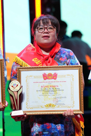 CÔ GIÁO PHAN THỊ MỸ HƯƠNG  NGƯỜI “THẮP LỬA” PHONG TRÀO ĐỘI, XỨNG ĐÁNG  VỚI GIẢI THƯỞNG “CÁNH ÉN HỒNG” NĂM 2026