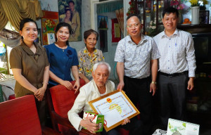LÃNH ĐẠO XÃ XUÂN ĐÔNG THĂM, MỪNG THỌ  CÁC CỤ TRÒN 90 TUỔI VÀ 100 TUỔI