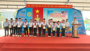 TRƯỜNG THCS TRẦN PHÚ TRAO HỌC BỔNG TIẾP SỨC ĐẾN TRƯỜNG
