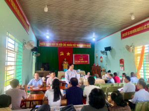 Giám đốc chi nhánh Ngân hàng chính sách xã hội thành phố Đồng Nai   làm việc tại điểm giao dịch Xuân Tây xã Xuân Đông